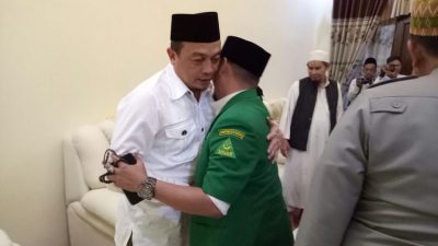 Sejuk, Saat Ustadz Bachtiar Nasir ‘Cipika-Cipiki’ dengan Banser dan GP Ansor Cirebon