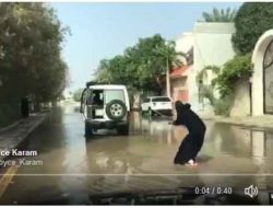 [Video] Hijaber Ini Viral karena ‘Selancar’ di Atas Banjir