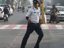 [VIDEO] Aksi Polisi Atur Lalu Lintas Sambil Joget Moonwalk