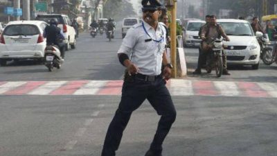 [VIDEO] Aksi Polisi Atur Lalu Lintas Sambil Joget Moonwalk