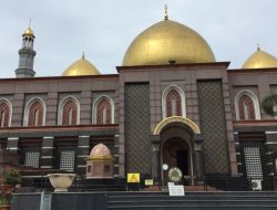 Aksi Pria yang Nekat Siram Karpet Masjid Kubah Emas dengan Air Seni