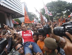 Anies Baswedan Tertawa Bahagia Diangkat Ribuan Jakmania