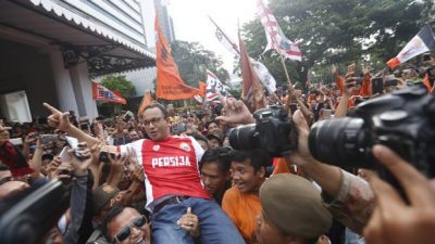 Anies Baswedan Tertawa Bahagia Diangkat Ribuan Jakmania