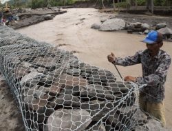 Anies Tunjukkan Contoh Perbaikan Sungai Pendekatan Natural