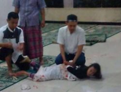 Aksi Brutal Wanita Gila Tusuk Ulama di Depok