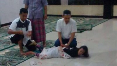 Aksi Brutal Wanita Gila Tusuk Ulama di Depok