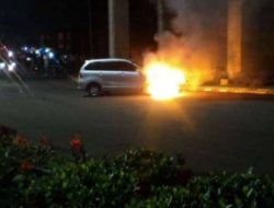 Mobil Avanza Terbakar di Grand Depok City