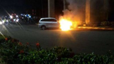 Mobil Avanza Terbakar di Grand Depok City