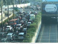 Demo Bakar Ban di Kompleks Kostrad, Lalin Pondok Indah Macet Total