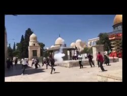 [Video] Israel Serang Masjid Al-Aqsa dengan Gas Air Mata dan Granat Kejut