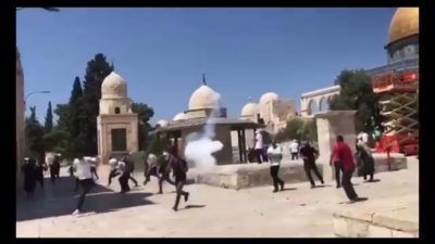 [Video] Israel Serang Masjid Al-Aqsa dengan Gas Air Mata dan Granat Kejut