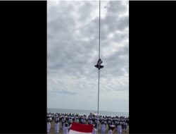 [Video] Heroik, Bocah SMP Panjat Tiang Bendera yang Lepas Talinya