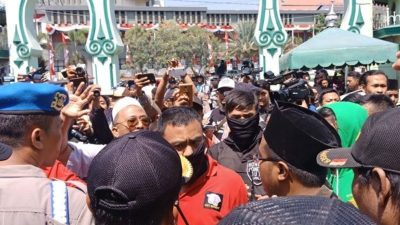 Massa #2019GantiPresiden Bentrok dengan Banser di Masjid