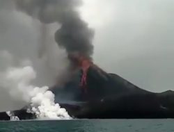 Anak Krakatau Keluarkan Lava Pijar, Status Waspada Level Dua