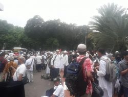 Usai Sholat Jumat, Peserta Aksi Bela Tauhid 211 Mulai Bergerak menuju Istana Negara