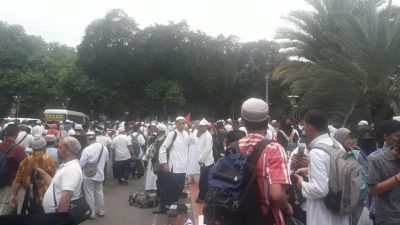 Usai Sholat Jumat, Peserta Aksi Bela Tauhid 211 Mulai Bergerak menuju Istana Negara