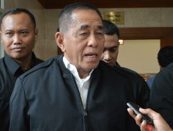 Menteri Pertahanan: TNI Saling Tembak, Teroris Tepuk Tangan