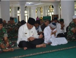 Warga Padang Gelar Salat Gaib untuk Doakan Korban Tsunami Selat Sunda