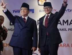 Kompak Pakai Jas dan Dasi, Prabowo-Sandi Tampil Gagah di Debat Pertama