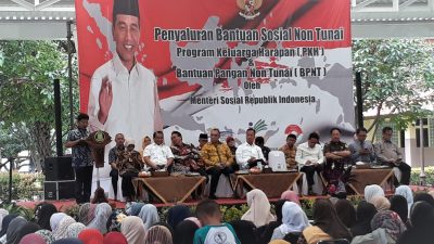 Kemensos Tanya Siapa Presiden Kita Saat Bagikan Bantuan PKH