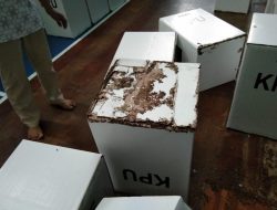 Datangi Kantor KPU DKI, PKS Temukan Kotak Suara Rusak Dimakan Rayap