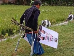 Allahu Akbar… Meski Fisiknya Terbatas, Kader PKS ini Tetap Semangat Pasang Banner Prabowo-Sandi