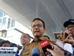 Anies Baswedan Minta Penumpang MRT yang ‘Piknik’ Tak Diejek