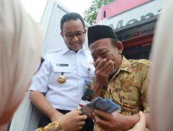 Bagikan 40.419 Kartu Lansia Jakarta, Anies: Anggap Mereka Sebagai Sumur Pahala