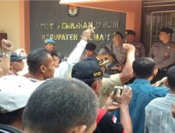 Honor Belum Dibayar, Puluhan Petugas KPPS Mendemo Kantor KPU Sleman