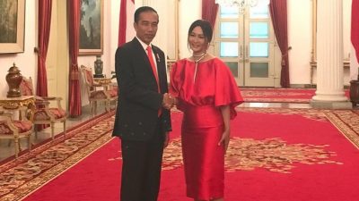 Setelah Iriana, Kini Giliran Inul yang Jatuh di Kampanye Jokowi