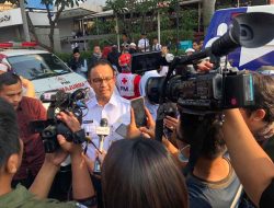 Tak Tinggal Diam, Anies Jenguk Korban Luka Akibat Demo