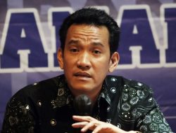 Refly Harun Sebut “Yang Curang Tidak Boleh Duduk di Singgasana”