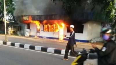 Sekelompok Massa Tak Dikenal Bakar Pos Polisi di Pontianak