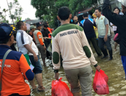 Tak Terpengaruh Suasana Idul Fitri, PKS Bantu Korban Banjir Samarinda