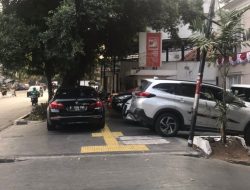 Mobil di Depan Kantor PSI Serobot Trotoar, Warganet: Eh, Nunggak Pajak!