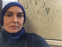 Satu Tahun Menjadi Mualaf, Sinead O’Connor Donasikan Semua Pakaiannya