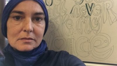 Satu Tahun Menjadi Mualaf, Sinead O’Connor Donasikan Semua Pakaiannya