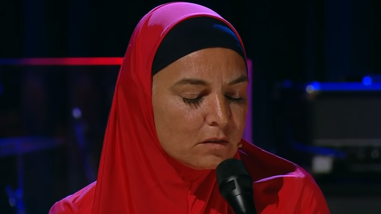 Satu Tahun Menjadi Mualaf, Sinead O'Connor Donasikan Semua Pakaiannya