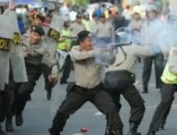 Ajaib! Asap Berbalik Saat Polisi Bentrok dengan Mahasiswa