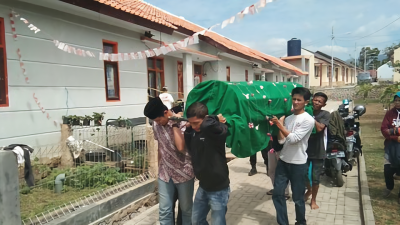 Ada Pemandangan Tak Biasa Saat Jasad Aktor Video Vina Garut Dibawa ke Masjid