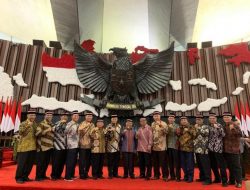 Alasan PKS Kompak Kenakan Batik dan Pita Merah Putih di Paripurna