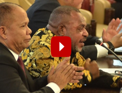 Anggota DPR Papua Menangis di Sidang MPR, Warganet Miris Karena Lainnya Justru Tertawa