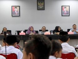 Ketika Foto Presiden dan Wakilnya Dicetak Menggunakan Bahan Spanduk