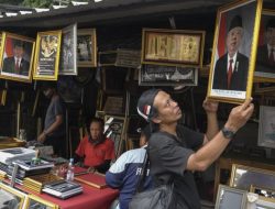 Lesunya Penjualan Poster Jokowi-Ma’ruf Amin Jelang Pelantikan