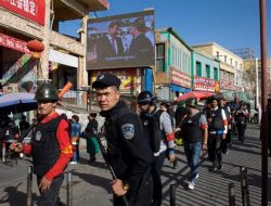 Derita Uighur di Kamp Xinjiang: Disiksa, Dipaksa Makan Babi, Hingga Konsumsi Alkohol