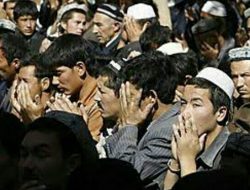 Unduh  Al Qur’an, Muslim Uyghur Diciduk dan Diinterogasi Rezim China