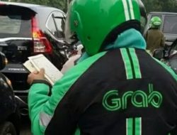 Viral: Seorang Ibu Driver Ojol Baca Qur’an di Tengah Kemacetan