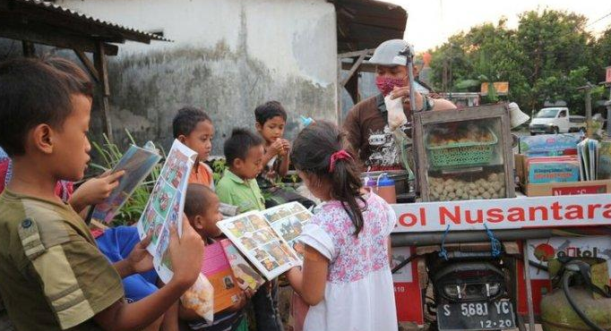 Pedagang Pentol di Jombang Keliling Sambil Membawa Buku untuk Dibaca Pelanggannya