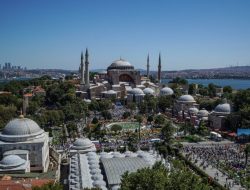 Allahu Akbar, Jemaah Penuhi Hagia Sophia di Sholat Jumat Pertama