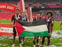 Raih Piala FA, Dua Pemain Leicester City Bentangkan Bendera Palestina